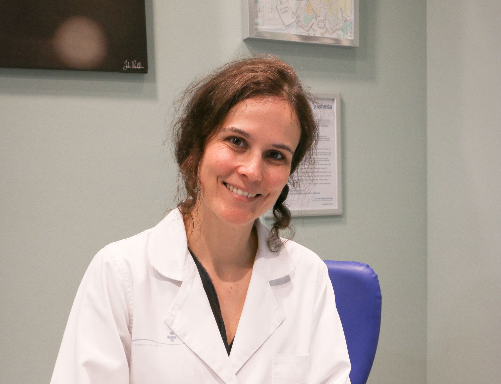 Hay que ir bebiendo agua durante el día en cantidades moderadas y aumentarlas si practicamos actividad física