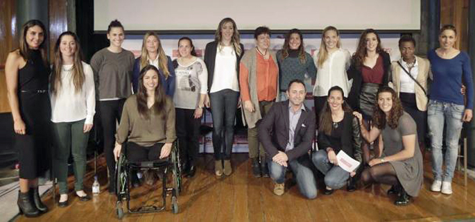 Nuria Iturrios participa en una mesa redonda sobre deporte femenino
